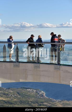 Touristen, die den Skywalk Biokovo besuchen, eine Attraktion hoch oben im Naturpark Biokovo in Kroatien, am 21. September 2022. Dieser â€œheavenly promenadeâ in Form eines Hufeisens außerhalb der Klippe und mit einem Glasboden über Makarska in einer Höhe von 1228 Metern. Foto: Matko Begovic/HaloPix/PIXSELL Stockfoto