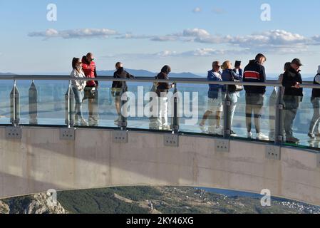 Touristen, die den Skywalk Biokovo besuchen, eine Attraktion hoch oben im Naturpark Biokovo in Kroatien, am 21. September 2022. Dieser â€œheavenly promenadeâ in Form eines Hufeisens außerhalb der Klippe und mit einem Glasboden über Makarska in einer Höhe von 1228 Metern. Foto: Matko Begovic/HaloPix/PIXSELL Stockfoto