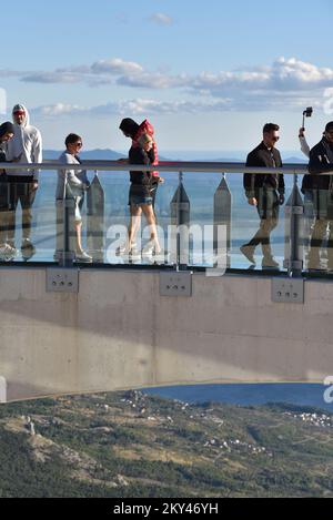 Touristen, die den Skywalk Biokovo besuchen, eine Attraktion hoch oben im Naturpark Biokovo in Kroatien, am 21. September 2022. Dieser â€œheavenly promenadeâ in Form eines Hufeisens außerhalb der Klippe und mit einem Glasboden über Makarska in einer Höhe von 1228 Metern. Foto: Matko Begovic/HaloPix/PIXSELL Stockfoto