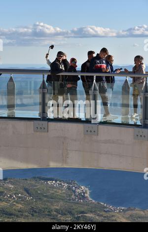 Touristen, die den Skywalk Biokovo besuchen, eine Attraktion hoch oben im Naturpark Biokovo in Kroatien, am 21. September 2022. Dieser â€œheavenly promenadeâ in Form eines Hufeisens außerhalb der Klippe und mit einem Glasboden über Makarska in einer Höhe von 1228 Metern. Foto: Matko Begovic/HaloPix/PIXSELL Stockfoto