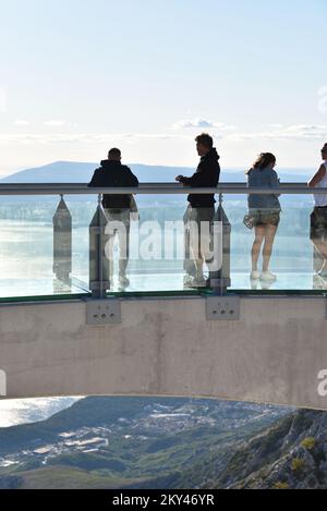 Touristen, die den Skywalk Biokovo besuchen, eine Attraktion hoch oben im Naturpark Biokovo in Kroatien, am 21. September 2022. Dieser â€œheavenly promenadeâ in Form eines Hufeisens außerhalb der Klippe und mit einem Glasboden über Makarska in einer Höhe von 1228 Metern. Foto: Matko Begovic/HaloPix/PIXSELL Stockfoto