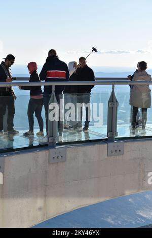 Touristen, die den Skywalk Biokovo besuchen, eine Attraktion hoch oben im Naturpark Biokovo in Kroatien, am 21. September 2022. Dieser â€œheavenly promenadeâ in Form eines Hufeisens außerhalb der Klippe und mit einem Glasboden über Makarska in einer Höhe von 1228 Metern. Foto: Matko Begovic/HaloPix/PIXSELL Stockfoto