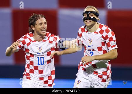 ZAGREB, KROATIEN - SEPTEMBER 22: Lovro Majer von Kroatien feiert gemeinsam mit Teamkollege Luka Modric das zweite Tor seiner Seite während des UEFA Nations League A Group 1 Match zwischen Kroatien und Dänemark im Stadion Maksimir am 22. September 2022 in Zagreb, Kroatien. Foto: Goran Stanzl/PIXSELL Stockfoto