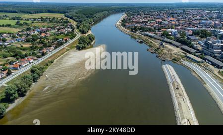 Luftaufnahme vom 22. Juli 2022 zeigt den Fluss Drau in der kroatischen Stadt. Stockfoto