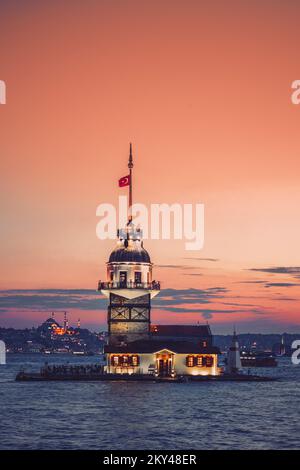 Maiden's Tower oder Kiz Kulesi in der Mitte am Bosporus, Istanbul Stockfoto