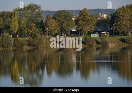 Foto aufgenommen am 23. September 2022 in Zagreb, Herbstsenographie auf Zagrebs Jarun-See am ersten Frühlingstag. Foto: Davor Puklavec/PIXSELL Stockfoto