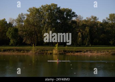 Foto aufgenommen am 23. September 2022 in Zagreb, Herbstsenographie auf Zagrebs Jarun-See am ersten Frühlingstag. Foto: Davor Puklavec/PIXSELL Stockfoto