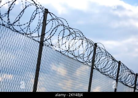 Der Konzertina-Draht ist auf dem Foto in Zagreb, Kroatien, am 27. September 2022 zu sehen. Foto: Igor Kralj/PIXSELL Stockfoto