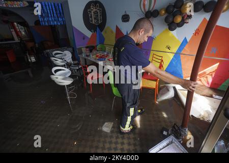 Das Gelände des Funtime Spielraums kann von Wasser überflutet werden. Reparatur der Schäden im Stadtzentrum nach dem heftigen Regen, der gestern Rijeka, Kroatien, am 29. September 2022 heimsuchte. Foto: Nel Pavletic/PIXSELL Stockfoto