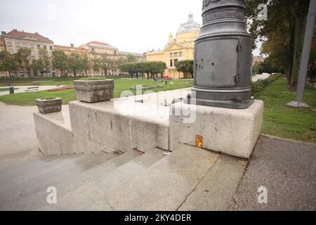 Am 29. September 2022 wurde auf der Treppe im Stadtzentrum von Zagreb, Kroatien, eine Miniaturinstallation eines Friseursalons installiert. „Mali Zagreb (Little Zagreb)“ ist eine Serie von Miniaturinstallationen, die in den häufigen und interessanten Straßen der Stadt Zagreb platziert sind. Das Projekt wurde in Zusammenarbeit mit dem Tourismusverband der Stadt Zagreb im Jahr 2021 erstellt. Foto: Lovro Domitrovic/PIXSELL Stockfoto