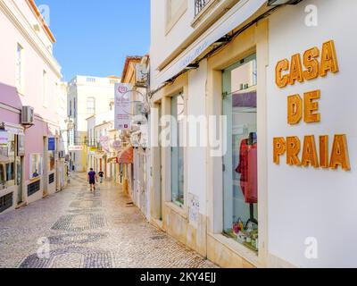 Altstadt von Lagos, Straßenszene Lagos, Algarve, Portugal, Europa Stockfoto