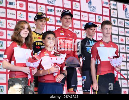 ZAGREB, KROATIEN - OKTOBER 02: Jonas Vingegaard aus Dänemark und das Team Jumbo Visma auf dem zweiten Platz, Sieger Matej Mohoric aus Slowenien und Team Bahrain Sieger und Oscar Onley aus Großbritannien und Team DSM auf dem dritten Platz posieren auf dem Podium nach dem CRO-Rennen 7. 2022 - Etappe 6 von Sveta Nedelja nach Zagreb am 2. Oktober 2022 in Zagreb, Kroatien. Foto: Marko Lukunic/PIXSELL Stockfoto