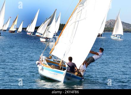 In Murter, Kroatien, wurde im Rahmen der 25. Tage des Latin Idro Events die Latin Idro Regatta 25. abgehalten, an der mehr als 70 traditionelle Boote am 02 teilnahmen. Oktober 2022. Foto: Dusko Jaramaz/PIXSELL Stockfoto