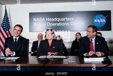 US-Vizepräsident Kamala Harris, Center, trifft sich mit Emmanuel Macron, Frankreichs Präsident, Left, während Phil Gordon, nationaler Sicherheitsberater des Vizepräsidenten, Right, am Mittwoch, den 30. November im NASA-Hauptquartier in Washington, DC, USA, zusammentrifft. 2022. Präsident Joe Biden wird Macron am Donnerstag zum ersten Staatsessen im Weißen Haus seit mehr als drei Jahren begrüßen, um die jüngsten Spannungen mit Paris über Verteidigungs- und Handelsfragen beizulegen und die älteste Allianz der USA zu feiern. Kredit: Al Drago/Pool via CNP/MediaPunch Stockfoto