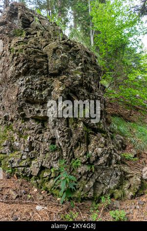 Andesite ist ein vulkanischer Felsen, den Sie auch in Slowenien finden können Stockfoto