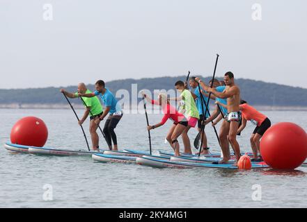 Im Rahmen des Dalmatien Sibenik Outdoor Festivals fanden am 9. Oktober 2022 SUP- und Kajakrennen in Jadrija am Standort Mali Viganj in der Nähe von Sibenik, Kroatien, statt. 17 Teilnehmer nahmen am SUP-Rennen Teil, während 13 Teams mit je zwei Teilnehmern am Kajakrennen teilnahmen. Foto: Dusko Jaramaz/PIXSELL Stockfoto