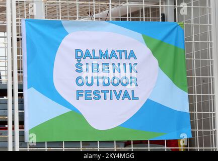 Im Rahmen des Dalmatien Sibenik Outdoor Festivals fanden am 9. Oktober 2022 SUP- und Kajakrennen in Jadrija am Standort Mali Viganj in der Nähe von Sibenik, Kroatien, statt. 17 Teilnehmer nahmen am SUP-Rennen Teil, während 13 Teams mit je zwei Teilnehmern am Kajakrennen teilnahmen. Foto: Dusko Jaramaz/PIXSELL Stockfoto