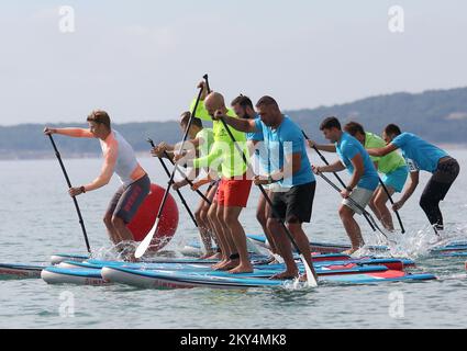 Im Rahmen des Dalmatien Sibenik Outdoor Festivals fanden am 9. Oktober 2022 SUP- und Kajakrennen in Jadrija am Standort Mali Viganj in der Nähe von Sibenik, Kroatien, statt. 17 Teilnehmer nahmen am SUP-Rennen Teil, während 13 Teams mit je zwei Teilnehmern am Kajakrennen teilnahmen. Foto: Dusko Jaramaz/PIXSELL Stockfoto