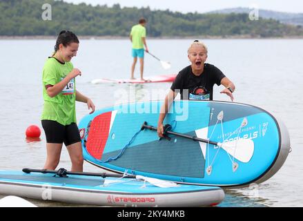 Im Rahmen des Dalmatien Sibenik Outdoor Festivals fanden am 9. Oktober 2022 SUP- und Kajakrennen in Jadrija am Standort Mali Viganj in der Nähe von Sibenik, Kroatien, statt. 17 Teilnehmer nahmen am SUP-Rennen Teil, während 13 Teams mit je zwei Teilnehmern am Kajakrennen teilnahmen. Foto: Dusko Jaramaz/PIXSELL Stockfoto