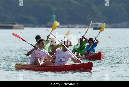 Im Rahmen des Dalmatien Sibenik Outdoor Festivals fanden am 9. Oktober 2022 SUP- und Kajakrennen in Jadrija am Standort Mali Viganj in der Nähe von Sibenik, Kroatien, statt. 17 Teilnehmer nahmen am SUP-Rennen Teil, während 13 Teams mit je zwei Teilnehmern am Kajakrennen teilnahmen. Foto: Dusko Jaramaz/PIXSELL Stockfoto