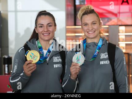 Willkommen für die Athleten Barbara Matic und Lara Cvjetko am Flughafen nach der Rückkehr von der Weltmeisterschaft, wo Barbara Matic am 11. Oktober 2022 eine Goldmedaille und Lara Cvjetko eine Silbermedaille im Judo in Zagreb, Kroatien, gewann. Foto: Zeljko Hladika/PIXSELL Stockfoto