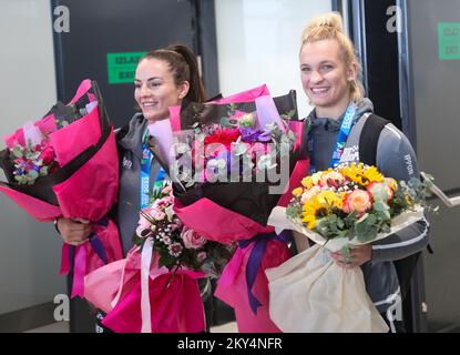 Willkommen für die Athleten Barbara Matic und Lara Cvjetko am Flughafen nach der Rückkehr von der Weltmeisterschaft, wo Barbara Matic am 11. Oktober 2022 eine Goldmedaille und Lara Cvjetko eine Silbermedaille im Judo in Zagreb, Kroatien, gewann. Foto: Zeljko Hladika/PIXSELL Stockfoto