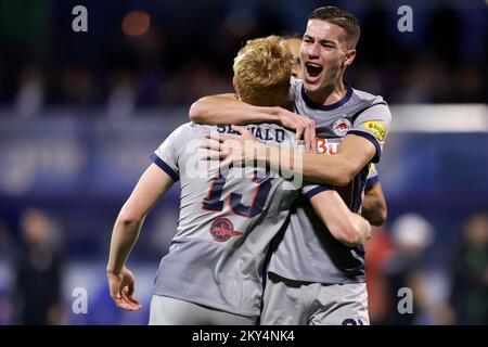 ZAGREB, KROATIEN - 11. OKTOBER: Nicolas Seiwald von RB Salzburg feiert beim UEFA Champions League-Spiel E zwischen Dinamo Zagreb und dem FC Salzburg am 11. Oktober 2022 im Maksimir Stadium in Zagreb, Kroatien, ein Tor mit seinen Teamkollegen. Foto: Sanjin Strukic/PIXSELL Stockfoto
