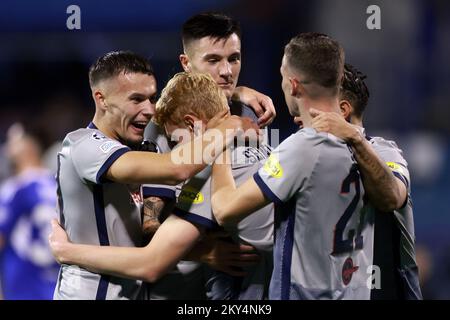 ZAGREB, KROATIEN - 11. OKTOBER: Nicolas Seiwald von RB Salzburg feiert beim UEFA Champions League-Spiel E zwischen Dinamo Zagreb und dem FC Salzburg am 11. Oktober 2022 im Maksimir Stadium in Zagreb, Kroatien, ein Tor mit seinen Teamkollegen. Foto: Sanjin Strukic/PIXSELL Stockfoto