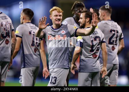 ZAGREB, KROATIEN - 11. OKTOBER: Nicolas Seiwald von RB Salzburg feiert beim UEFA Champions League-Spiel E zwischen Dinamo Zagreb und dem FC Salzburg am 11. Oktober 2022 im Maksimir Stadium in Zagreb, Kroatien, ein Tor mit seinen Teamkollegen. Foto: Sanjin Strukic/PIXSELL Stockfoto