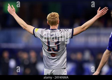 ZAGREB, KROATIEN - 11. OKTOBER: Nicolas Seiwald von RB Salzburg feiert beim UEFA Champions League-Spiel E zwischen Dinamo Zagreb und dem FC Salzburg am 11. Oktober 2022 im Maksimir Stadium in Zagreb, Kroatien, ein Tor mit seinen Teamkollegen. Foto: Sanjin Strukic/PIXSELL Stockfoto