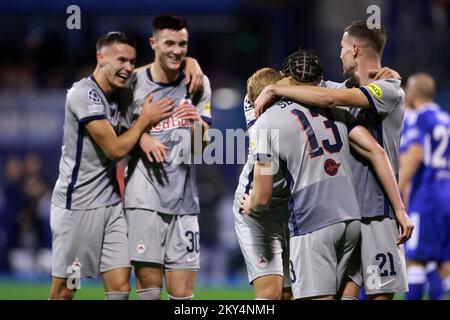 ZAGREB, KROATIEN - 11. OKTOBER: Nicolas Seiwald von RB Salzburg feiert beim UEFA Champions League-Spiel E zwischen Dinamo Zagreb und dem FC Salzburg am 11. Oktober 2022 im Maksimir Stadium in Zagreb, Kroatien, ein Tor mit seinen Teamkollegen. Foto: Sanjin Strukic/PIXSELL Stockfoto