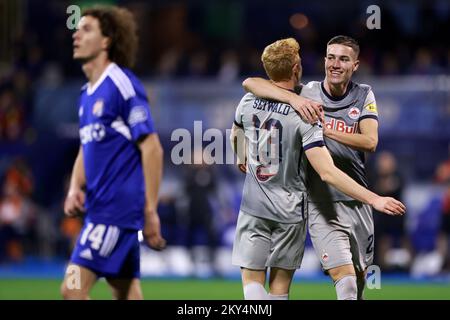 ZAGREB, KROATIEN - 11. OKTOBER: Nicolas Seiwald von RB Salzburg feiert beim UEFA Champions League-Spiel E zwischen Dinamo Zagreb und dem FC Salzburg am 11. Oktober 2022 im Maksimir Stadium in Zagreb, Kroatien, ein Tor mit seinen Teamkollegen. Foto: Sanjin Strukic/PIXSELL Stockfoto