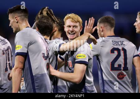 ZAGREB, KROATIEN - 11. OKTOBER: Nicolas Seiwald von RB Salzburg feiert beim UEFA Champions League-Spiel E zwischen Dinamo Zagreb und dem FC Salzburg am 11. Oktober 2022 im Maksimir Stadium in Zagreb, Kroatien, ein Tor mit seinen Teamkollegen. Foto: Sanjin Strukic/PIXSELL Stockfoto