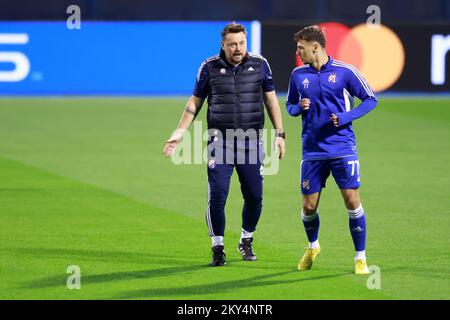 ZAGREB, KROATIEN - 11. OKTOBER: Dinamos Trainer Alen Peternac im Gespräch mit Dario Spikic von Dinamo vor dem UEFA Champions League-Spiel der Gruppe E zwischen Dinamo Zagreb und dem FC Salzburg am 11. Oktober 2022 im Stadion Maksimir in Zagreb, Kroatien. Foto: Sanjin Strukic/PIXSELL Stockfoto