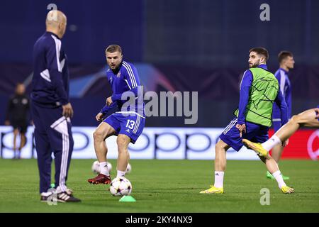 ZAGREB, KROATIEN - 11. OKTOBER: Stefan Ristovski und Luka Ivanusec vom GNK Dinamo Zagreb wärmen sich vor dem UEFA Champions League-Spiel der Gruppe E zwischen Dinamo Zagreb und dem FC Salzburg am 11. Oktober 2022 im Stadion Maksimir in Zagreb, Kroatien, auf. Foto: Goran Stanzl/PIXSELL Stockfoto