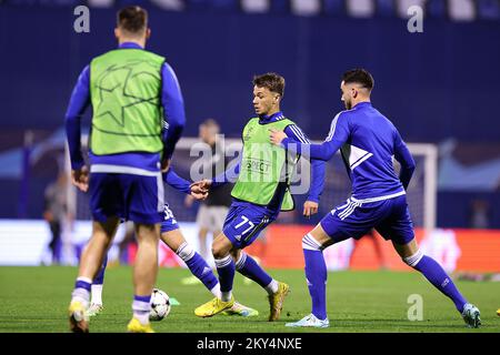 ZAGREB, KROATIEN - 11. OKTOBER: Dario Spikic von GNK Dinamo Zagreb während des Aufwärmphase vor dem UEFA Champions League-Spiel der Gruppe E zwischen Dinamo Zagreb und dem FC Salzburg am 11. Oktober 2022 im Stadion Maksimir in Zagreb, Kroatien. Foto: Goran Stanzl/PIXSELL Stockfoto