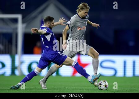ZAGREB, KROATIEN - 11. OKTOBER: Luka Ivanusec von Dinamo Zagreb im Einsatz mit Maurits Kjaergaard von RB Salzburg beim UEFA Champions League-Spiel der Gruppe E zwischen Dinamo Zagreb und dem FC Salzburg am 11. Oktober 2022 im Maksimir-Stadion in Zagreb, Kroatien. Foto: Igor Kralj/PIXSELL Stockfoto