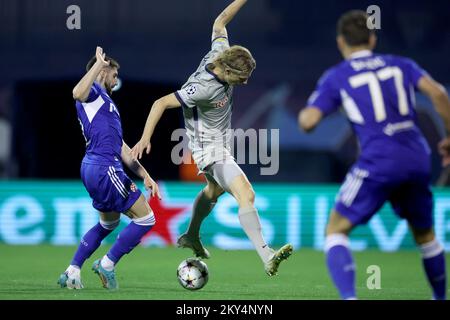 ZAGREB, KROATIEN - 11. OKTOBER: Luka Ivanusec von Dinamo Zagreb im Einsatz mit Maurits Kjaergaard von RB Salzburg beim UEFA Champions League-Spiel der Gruppe E zwischen Dinamo Zagreb und dem FC Salzburg am 11. Oktober 2022 im Maksimir-Stadion in Zagreb, Kroatien. Foto: Igor Kralj/PIXSELL Stockfoto