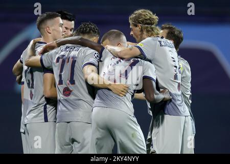 ZAGREB, KROATIEN - 11. OKTOBER: Nicolas Seiwald von RB Salzburg feiert beim UEFA Champions League-Spiel E zwischen Dinamo Zagreb und dem FC Salzburg am 11. Oktober 2022 im Maksimir Stadium in Zagreb, Kroatien, ein Tor mit seinen Teamkollegen. Foto: Igor Kralj/PIXSELL Stockfoto