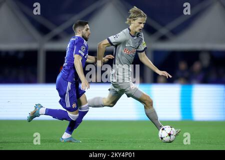 ZAGREB, KROATIEN - 11. OKTOBER: Luka Ivanusec von Dinamo Zagreb im Einsatz mit Maurits Kjaergaard von RB Salzburg beim UEFA Champions League-Spiel der Gruppe E zwischen Dinamo Zagreb und dem FC Salzburg am 11. Oktober 2022 im Maksimir-Stadion in Zagreb, Kroatien. Foto: Igor Kralj/PIXSELL Stockfoto