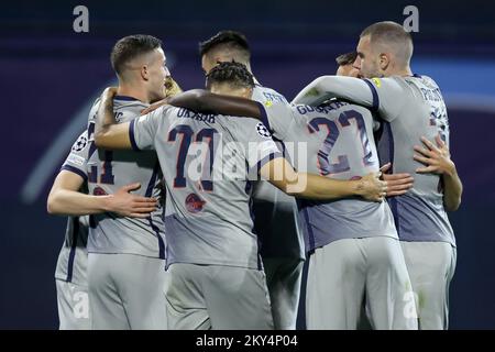 ZAGREB, KROATIEN - 11. OKTOBER: Nicolas Seiwald von RB Salzburg feiert beim UEFA Champions League-Spiel E zwischen Dinamo Zagreb und dem FC Salzburg am 11. Oktober 2022 im Maksimir Stadium in Zagreb, Kroatien, ein Tor mit seinen Teamkollegen. Foto: Igor Kralj/PIXSELL Stockfoto