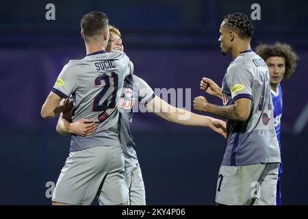 ZAGREB, KROATIEN - 11. OKTOBER: Nicolas Seiwald von RB Salzburg feiert beim UEFA Champions League-Spiel E zwischen Dinamo Zagreb und dem FC Salzburg am 11. Oktober 2022 im Maksimir Stadium in Zagreb, Kroatien, ein Tor mit seinen Teamkollegen. Foto: Igor Kralj/PIXSELL Stockfoto
