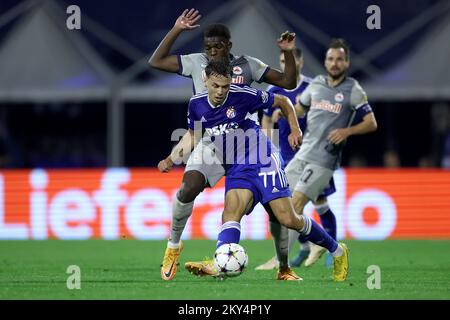 ZAGREB, KROATIEN - 11. OKTOBER: Dario Spikic von Dinamo Zagreb in Aktion Lucas Gourna Douath von RB Salzburg beim UEFA Champions League-Spiel der Gruppe E zwischen Dinamo Zagreb und dem FC Salzburg am 11. Oktober 2022 im Maksimir-Stadion in Zagreb, Kroatien. Foto: Igor Kralj/PIXSELL Stockfoto