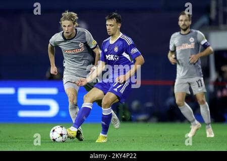 ZAGREB, KROATIEN - 11. OKTOBER: Dario Spikic von Dinamo Zagreb in Aktion Maurits Kjaergaard von RB Salzburg beim UEFA Champions League-Spiel der Gruppe E zwischen Dinamo Zagreb und dem FC Salzburg am 11. Oktober 2022 im Maksimir-Stadion in Zagreb, Kroatien. Foto: Igor Kralj/PIXSELL Stockfoto