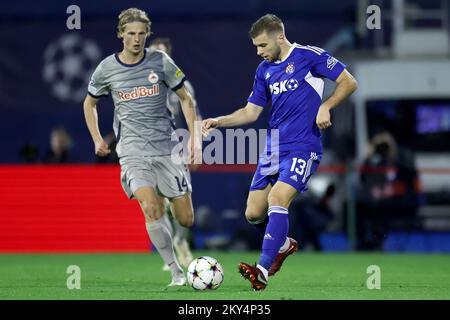 ZAGREB, KROATIEN - 11. OKTOBER: Maurits Kjaergaard von RB Salzburg im Einsatz mit Stefan Ristovski von Dinamo Zagreb beim UEFA Champions League-Spiel der Gruppe E zwischen Dinamo Zagreb und dem FC Salzburg am 11. Oktober 2022 im Maksimir-Stadion in Zagreb, Kroatien. Foto: Igor Kralj/PIXSELL Stockfoto