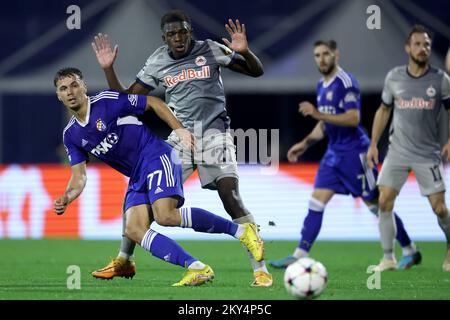 ZAGREB, KROATIEN - 11. OKTOBER: Dario Spikic von Dinamo Zagreb in Aktion Lucas Gourna Douath von RB Salzburg beim UEFA Champions League-Spiel der Gruppe E zwischen Dinamo Zagreb und dem FC Salzburg am 11. Oktober 2022 im Maksimir-Stadion in Zagreb, Kroatien. Foto: Igor Kralj/PIXSELL Stockfoto