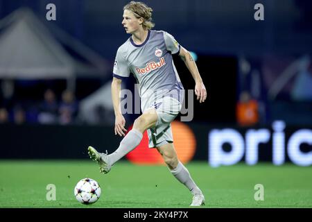 ZAGREB, KROATIEN - 11. OKTOBER: Maurits Kjaergaard von RB Salzburg im Einsatz beim UEFA Champions League-Spiel der Gruppe E zwischen Dinamo Zagreb und dem FC Salzburg am 11. Oktober 2022 im Maksimir-Stadion in Zagreb, Kroatien. Foto: Igor Kralj/PIXSELL Stockfoto