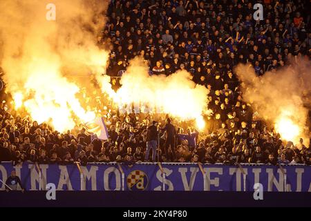 ZAGREB, KROATIEN - 11. OKTOBER: Fanflair der Dinamo Bad Blue Boys beim UEFA Champions League-Spiel der Gruppe E zwischen Dinamo Zagreb und dem FC Salzburg am 11. Oktober 2022 im Maksimir-Stadion in Zagreb, Kroatien. Foto: Goran Stanzl/PIXSELL Stockfoto