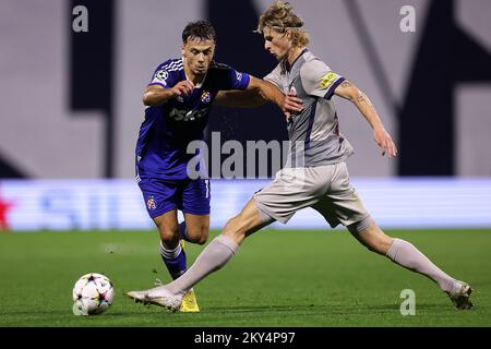 ZAGREB, KROATIEN - 11. OKTOBER: Dario Spikic von Dinamo Zagreb im Einsatz mit Maurits Kjaergaard FC Salzburg beim UEFA Champions League-Spiel der Gruppe E zwischen Dinamo Zagreb und FC Salzburg am 11. Oktober 2022 im Maksimir Stadium in Zagreb, Kroatien. Foto: Goran Stanzl/PIXSELL Stockfoto