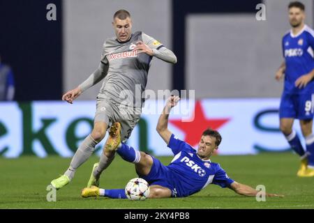 ZAGREB, KROATIEN - 11. OKTOBER: Strahinja Pavlovic von RB Salzburg im Einsatz mit Dario Spikic von Dinamo Zagreb beim UEFA Champions League-Spiel der Gruppe E zwischen Dinamo Zagreb und dem FC Salzburg am 11. Oktober 2022 im Maksimir-Stadion in Zagreb, Kroatien. Foto: Igor Soban/PIXSELL Stockfoto